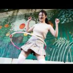 グラビアアイドルがフラフープに挑戦！大技にチャレンジしてくれました！回しながら歩くことができるのでしょうか！？草野綾【 グラドル フラフープ パンチラ 】