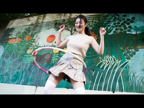 グラビアアイドルがフラフープに挑戦！大技にチャレンジしてくれました！回しながら歩くことができるのでしょうか！？草野綾【 グラドル フラフープ パンチラ 】