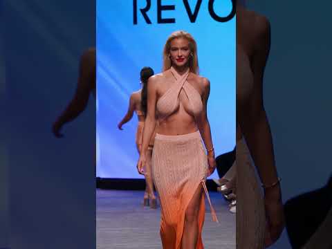 Hannah Palmer Full Model Walk