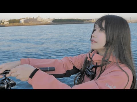 船上で釣って食って呑まれる女。