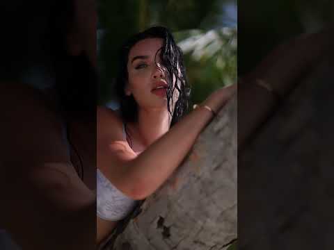 🌺 In The Jungle W/ Bikini Model Melinda 🌴