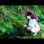 田舎の女、出くわした獲物にトドメを刺して食う。