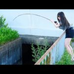 がむしゃら女の竿に巨大魚が喰らいついた。