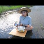 魚釣って、川の中で焼いて食べるwww