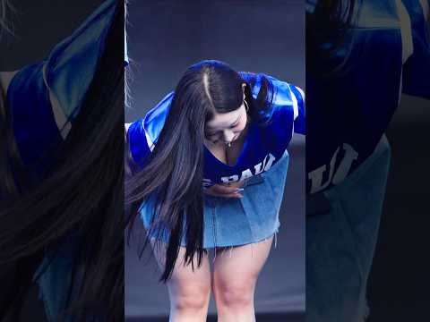 배꼽인사 하는 예의 바른 채연이 #김채연 #KimChaeYeon #트리플에스 #tripleS